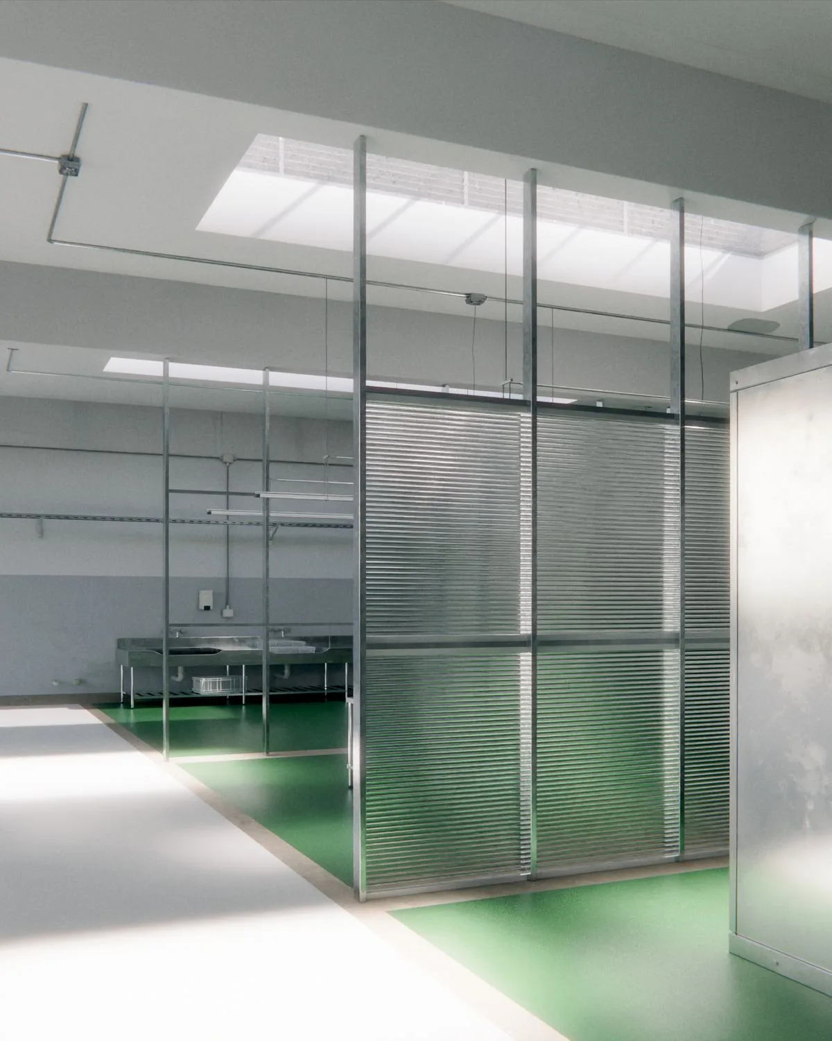 Dark kitchen professionnelle avec sol résine vert, structures inox et éclairage zénithal