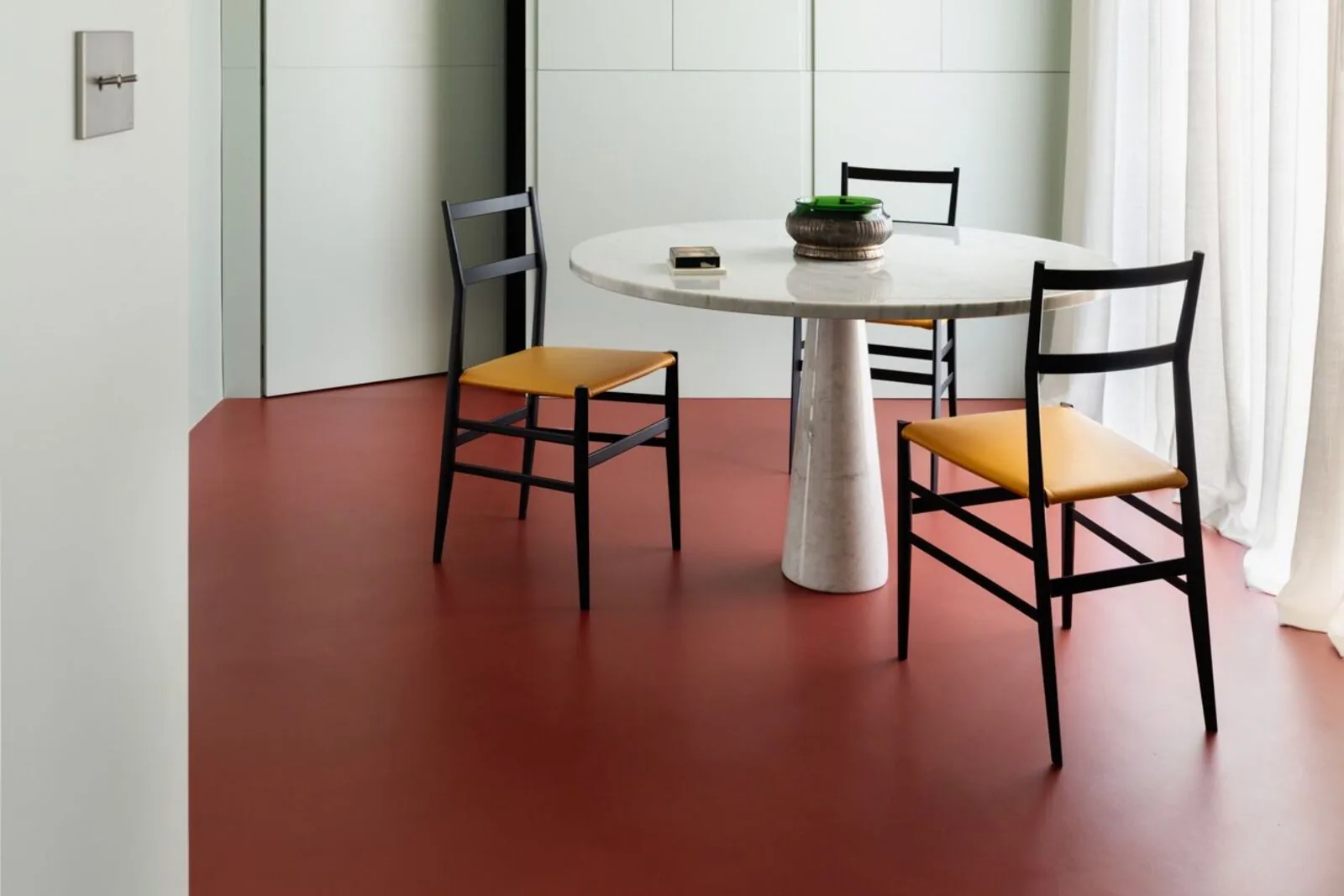Cuisine verte avec sol en résine rouge intense, appartement Max Napolitano, Naples