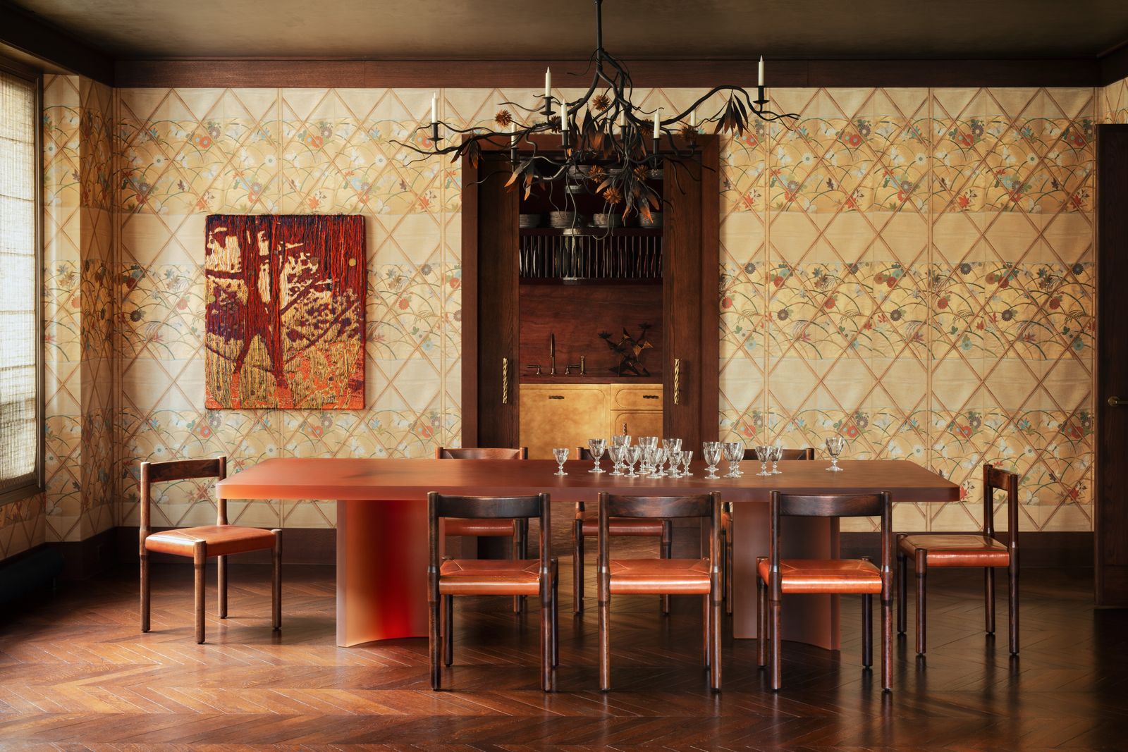 Salle à manger éditoriale avec table BKT de Niko Koronis en résine