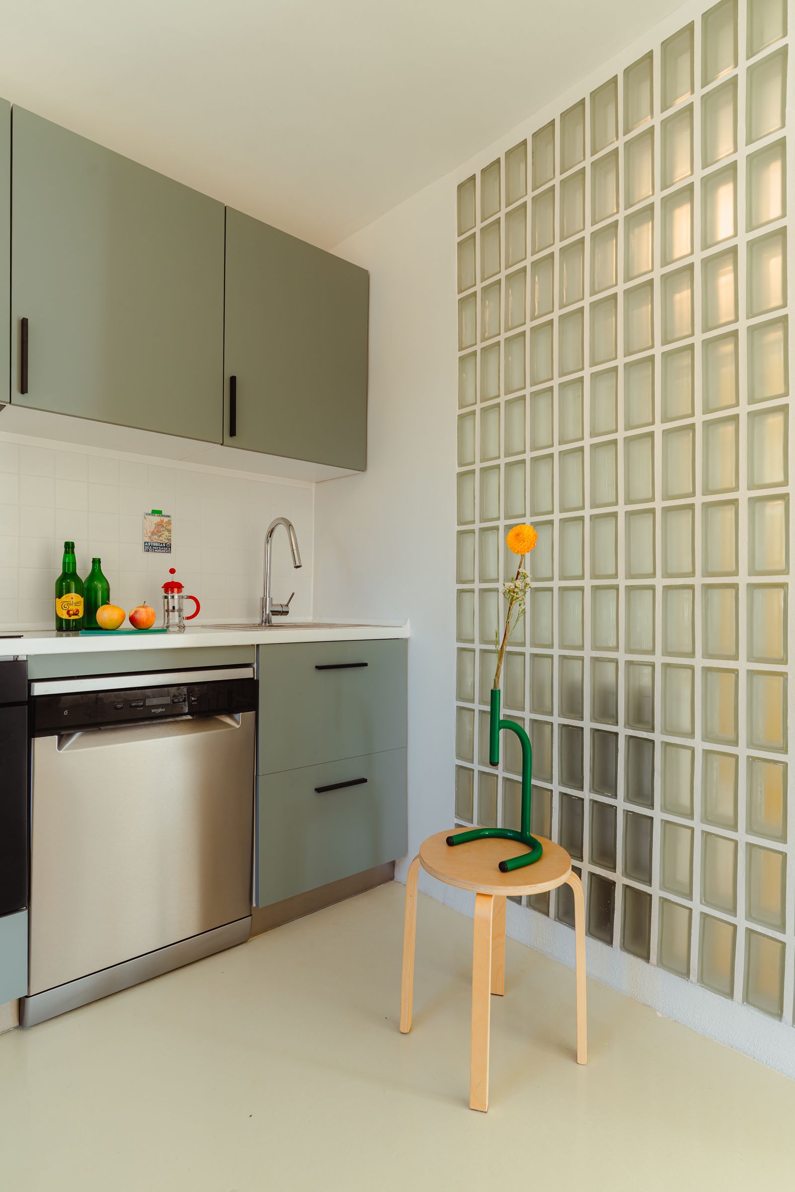 Intérieur contemporain avec surfaces en résine continue