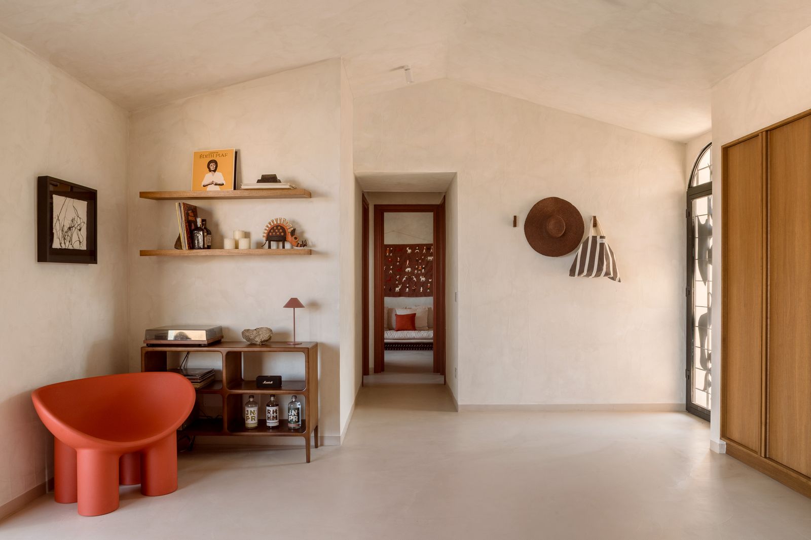 Appartement Porto Pollo, Sardaigne, entrée avec sol en résine et détails rouge corail