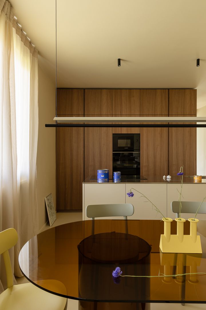 Angolo pranzo avec sol en résine jaune et cuisine Cappellini en noyer Canaletto