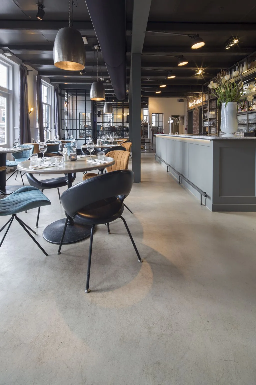 Réalisation MANTEX horeca, sol continu béton minéral dans bar restaurant